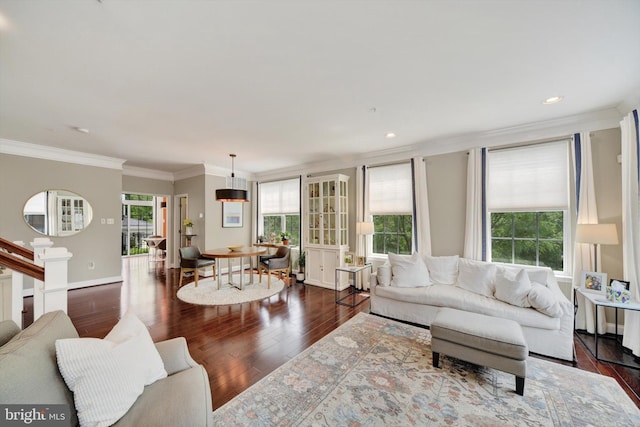 living room featuring plenty of natural light, hardwood / wood-style floors, crown molding, baseboards, and recessed lighting