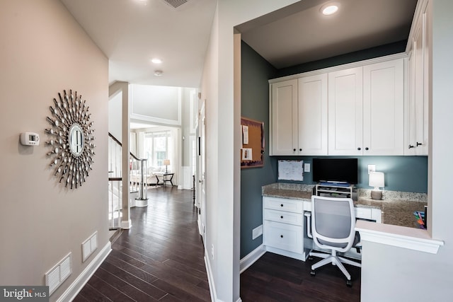 home office featuring built in desk, dark wood-style floors, recessed lighting, and baseboards