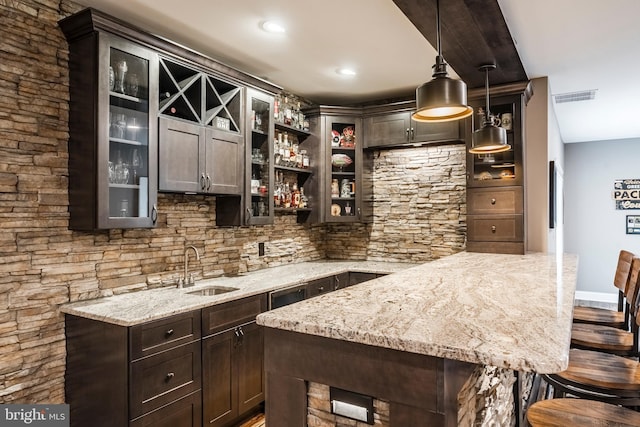indoor wet bar with pendant lighting, recessed lighting, and baseboards