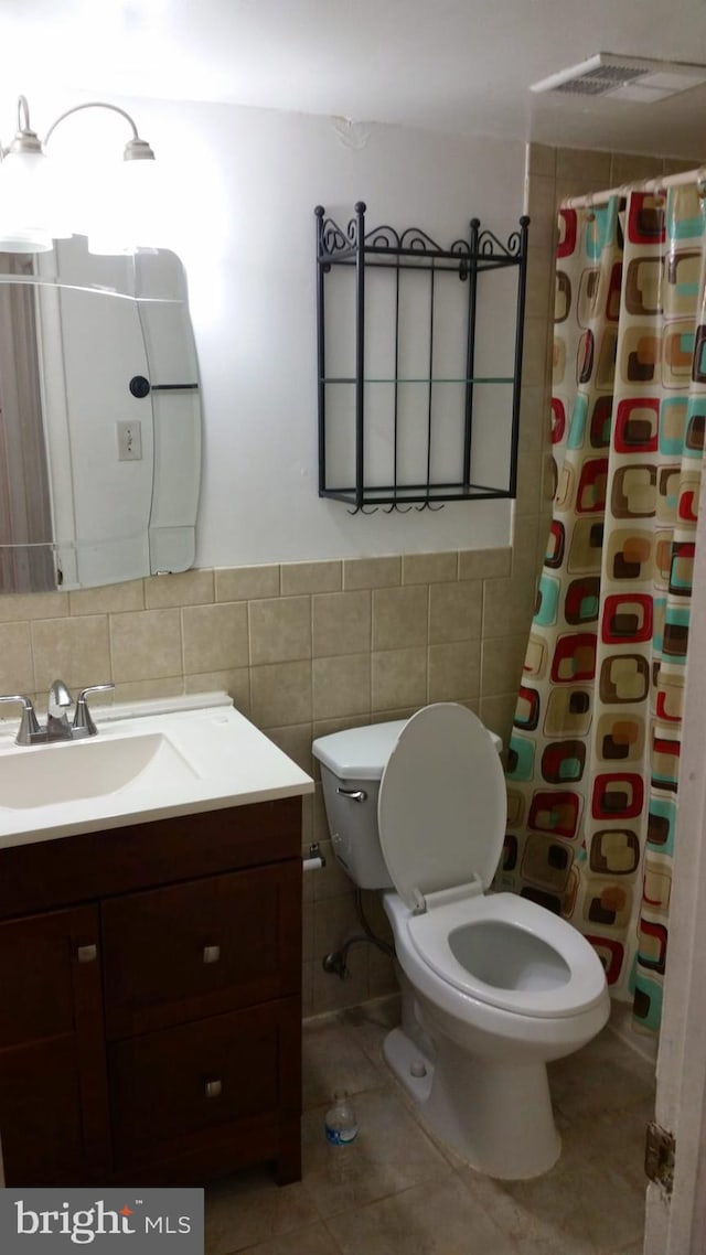 7093 Spring Garden Dr Unit 104, Springfield, VA 22150 - full bath featuring tile walls, toilet, vanity, a shower with curtain, and tile patterned floors
