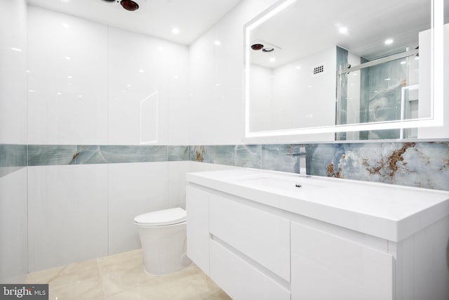 full bathroom featuring a stall shower, toilet, vanity, recessed lighting, and tile walls