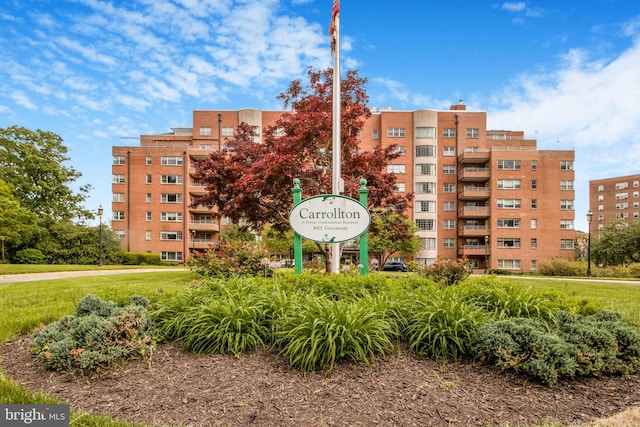 view of apartment building / complex