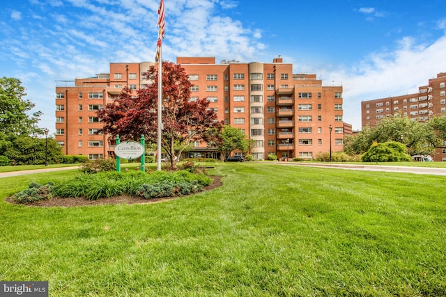 view of apartment building / complex