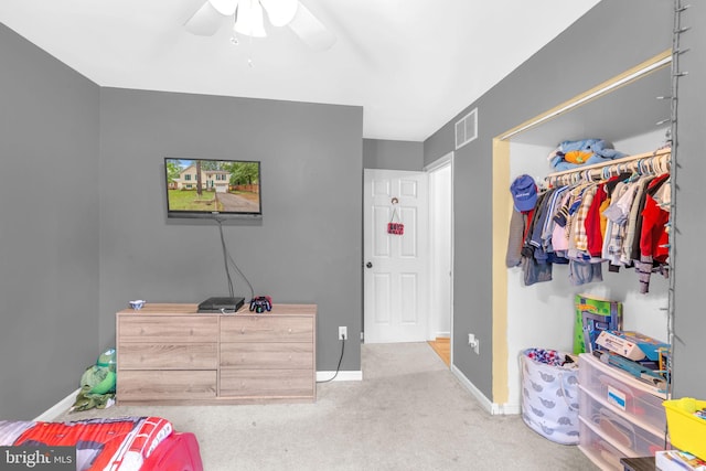 bedroom featuring carpet floors, baseboards, ceiling fan, and a closet