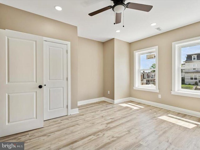 unfurnished bedroom featuring light wood finished floors, baseboards, a closet, recessed lighting, and ceiling fan