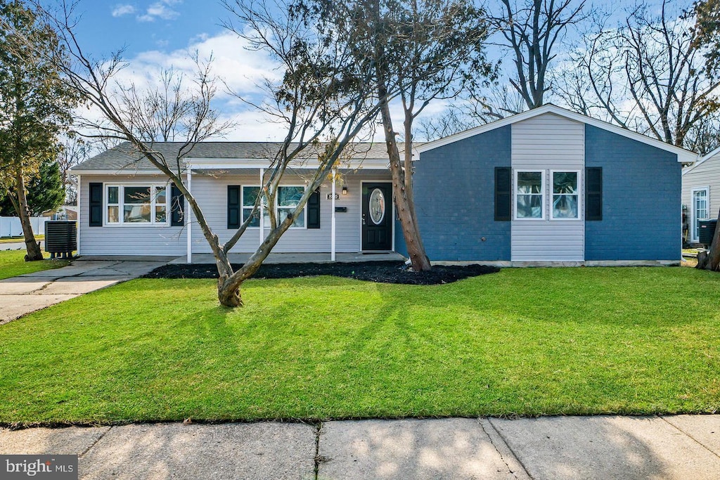 view of front of house with a front yard