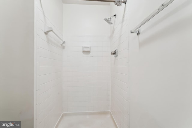 10903 Pebble Run Dr, Silver Spring, MD 20902 - bathroom featuring tiled shower