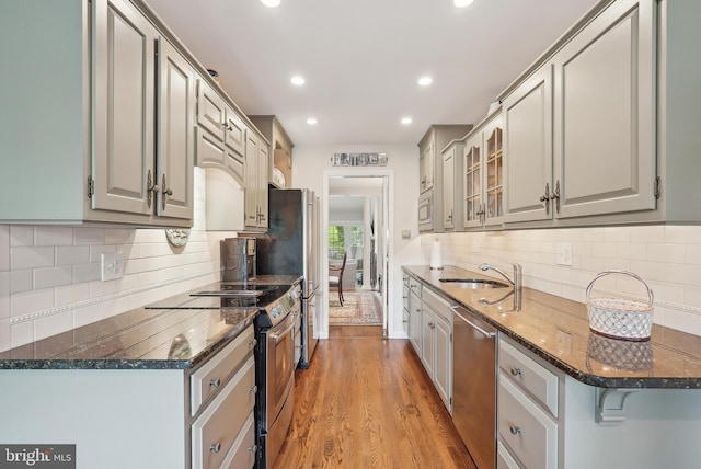 36 Wingstone Ln, Devon, PA 19333 - kitchen featuring stainless steel appliances, backsplash, a sink, light wood finished floors, and recessed lighting
