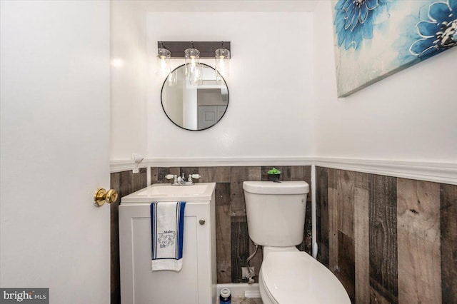 10625 Shasta Ct Unit T, Damascus, MD 20872 - bathroom featuring toilet, vanity, and a wainscoted wall