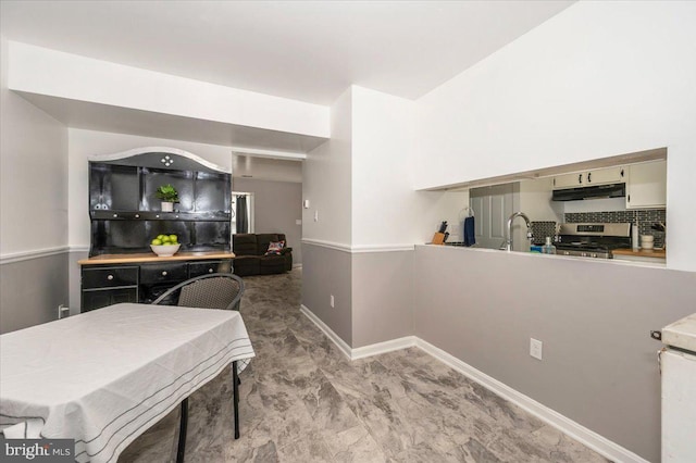 10625 Shasta Ct Unit T, Damascus, MD 20872 - kitchen featuring stainless steel gas range, under cabinet range hood, baseboards, and a sink