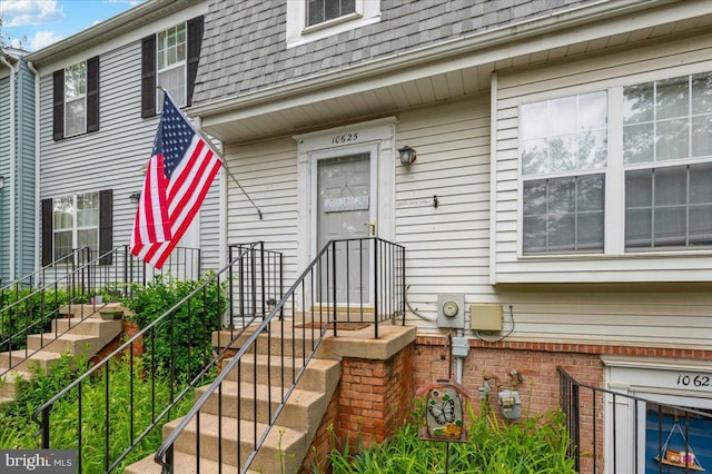 10625 Shasta Ct Unit T, Damascus, MD 20872 - entrance to property featuring roof with shingles and mansard roof