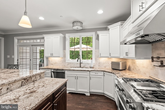 kitchen with under cabinet range hood, a sink, stainless steel appliances, crown molding, and white cabinets