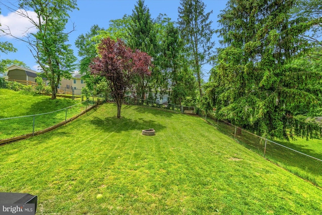 view of yard featuring a fire pit