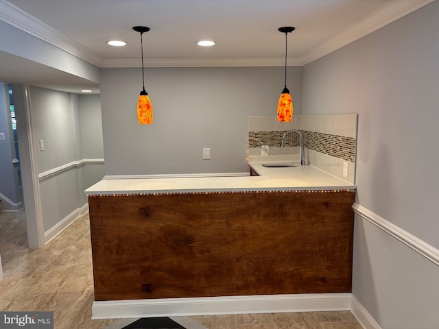 bar featuring a sink, crown molding, hanging light fixtures, recessed lighting, and baseboards