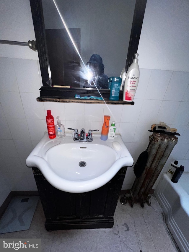 3952 N Franklin St, Philadelphia, PA 19140 - bathroom featuring tile walls and vanity