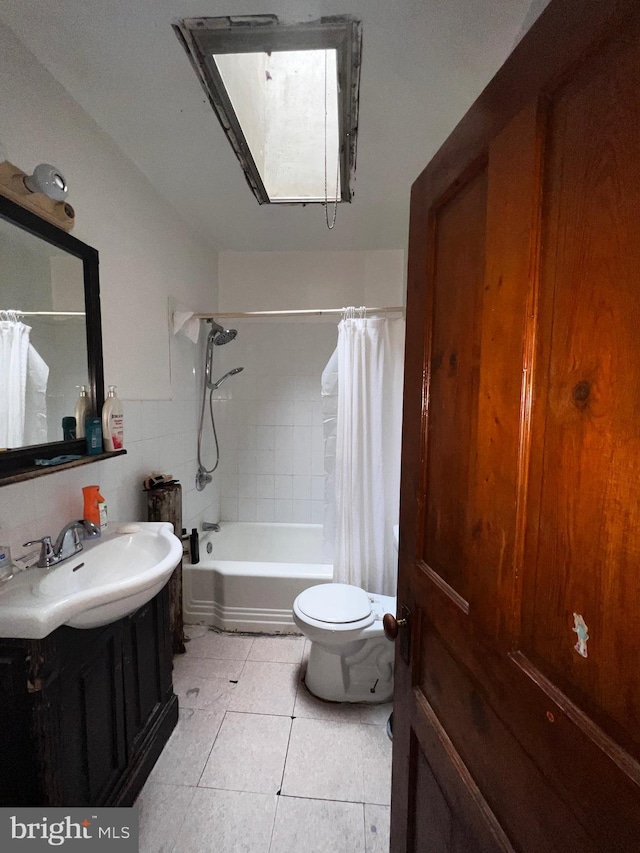 3952 N Franklin St, Philadelphia, PA 19140 - full bath with tile patterned flooring, toilet, vanity, shower / bath combo, and decorative backsplash