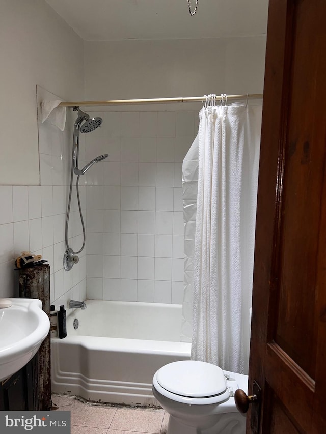 3952 N Franklin St, Philadelphia, PA 19140 - full bathroom with tile patterned floors, shower / tub combo with curtain, a sink, and toilet