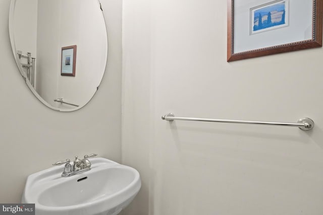 bathroom featuring a sink