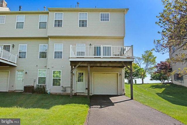 view of front facade featuring a garage, driveway, and a front lawn