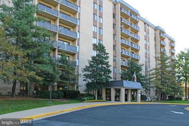 view of apartment building / complex