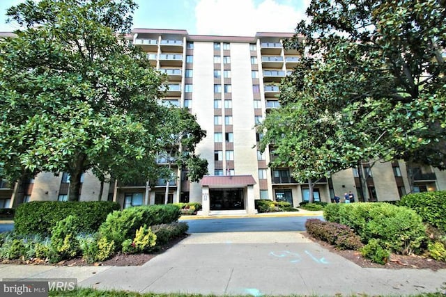 view of apartment building / complex