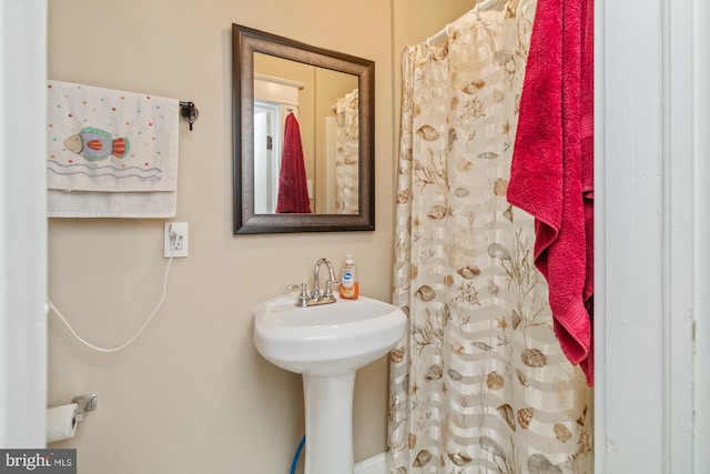 5100 Eugene Ave, Baltimore, MD 21206 - full bathroom featuring a sink and curtained shower