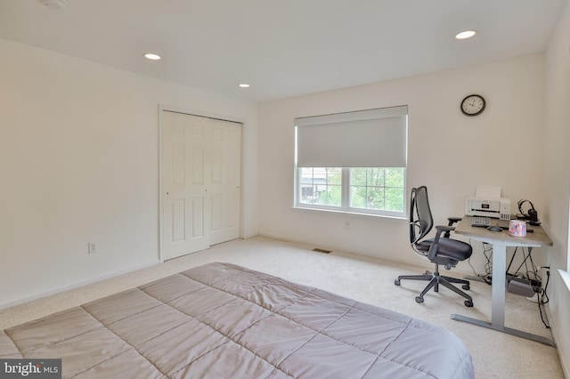 bedroom featuring carpet, recessed lighting, a closet, and a desk