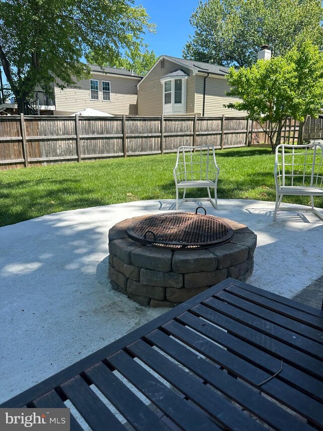 view of patio with an outdoor fire pit