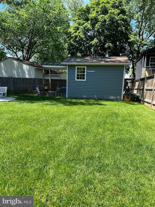 view of yard featuring an outdoor structure