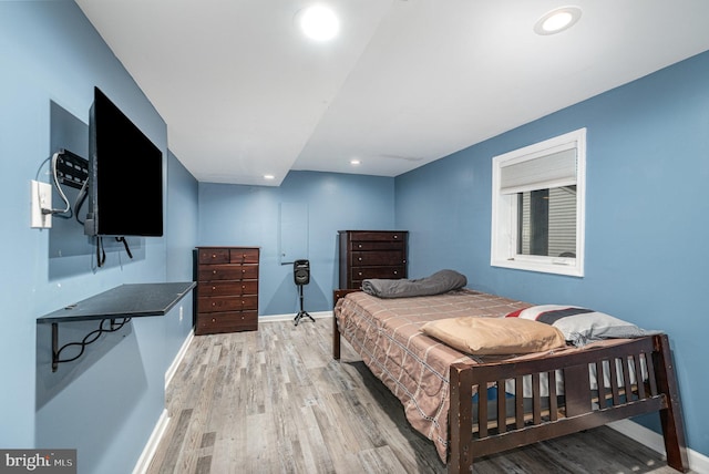 bedroom featuring light wood-type flooring, baseboards, and recessed lighting