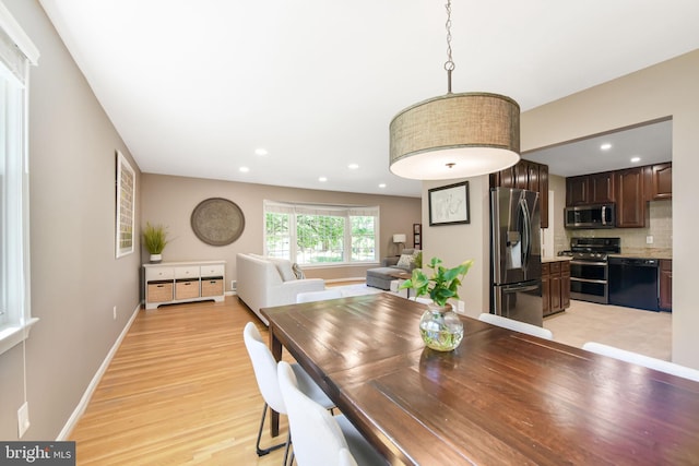 dining space featuring recessed lighting, light wood finished floors, and baseboards