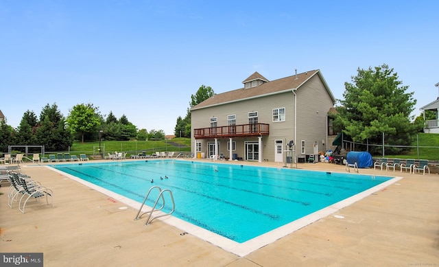 389 Mattapany Ct, Arnold, MD 21012 - community pool with fence and a patio