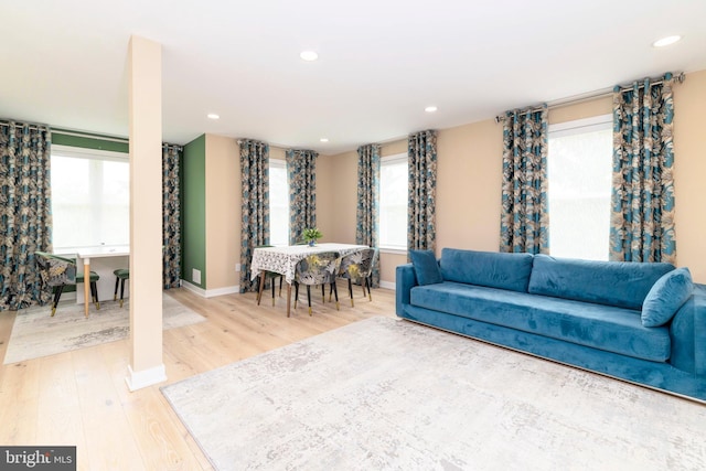 living room with light wood-style flooring, baseboards, and recessed lighting