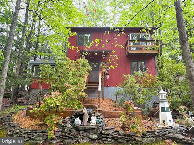 view of front of property featuring a balcony