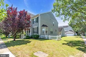 42783 Freedom St, Chantilly, VA 20152 - view of front of house with a front yard