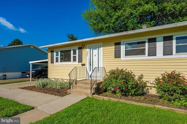 1426 W 11th St, Frederick, MD 21702 - bungalow-style home featuring a carport