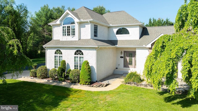 123 Nantucket Dr, Middletown, DE 19709 - traditional-style house featuring stucco siding, a front lawn, and roof with shingles