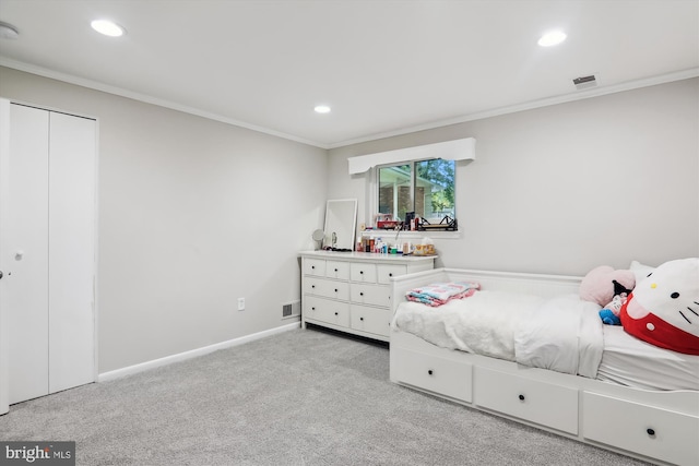 bedroom featuring crown molding, recessed lighting, carpet flooring, and baseboards