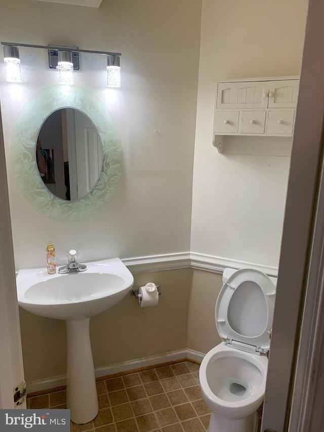 1170 Hisey Ave, Woodstock, VA 22664 - bathroom featuring baseboards, toilet, and a sink