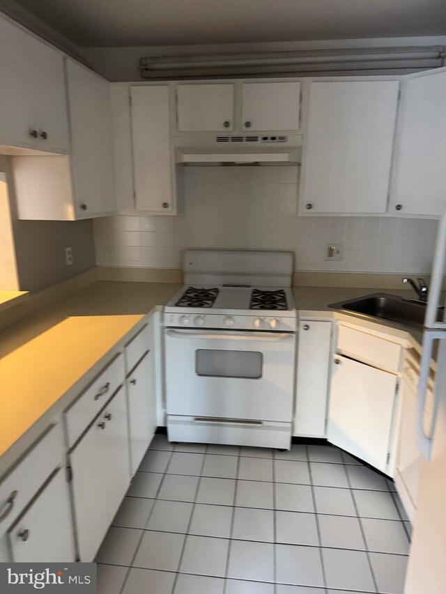 126 Club Pl Unit 126, Absecon, NJ 08205 - kitchen featuring gas range gas stove, under cabinet range hood, a sink, and backsplash