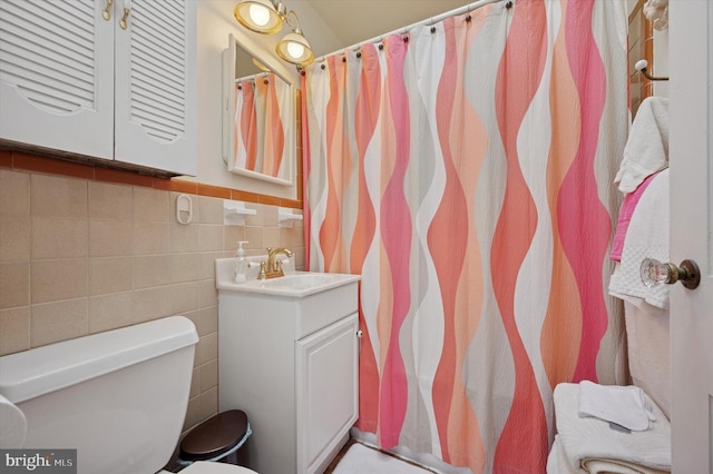 full bath featuring toilet, vanity, and a shower with shower curtain