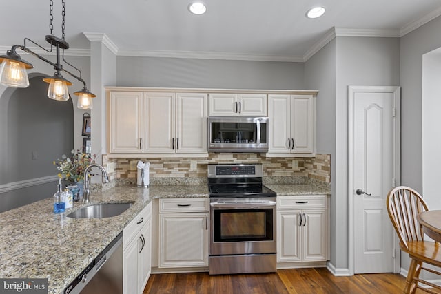 kitchen featuring stainless steel appliances, a sink, dark wood-type flooring, decorative backsplash, and crown molding