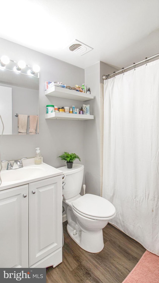 full bathroom featuring wood finished floors, toilet, vanity, and a shower with curtain