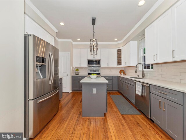 9034 Allington Manor Cir W, Frederick, MD 21703 - kitchen with appliances with stainless steel finishes, gray cabinets, a sink, a center island, and ornamental molding