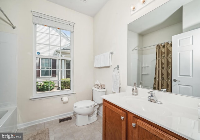 307 Obelisk Ln, Middletown, DE 19709 - full bath featuring plenty of natural light, baseboards, toilet, and curtained shower