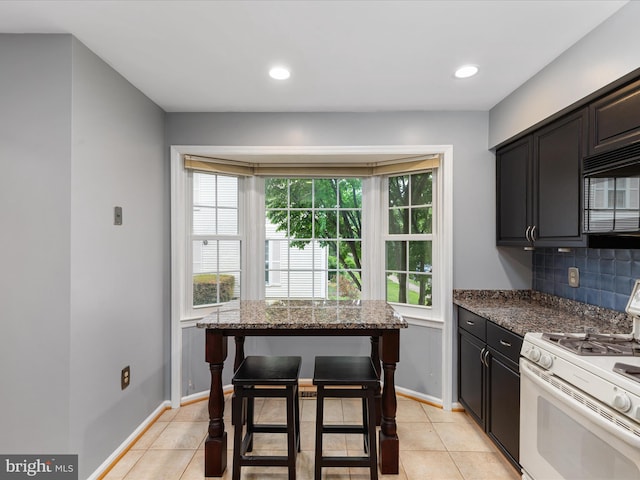 6521 Kemper Lakes Ct, Alexandria, VA 22312 - kitchen featuring white gas range oven, light tile patterned floors, tasteful backsplash, baseboards, and recessed lighting
