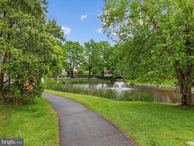 6521 Kemper Lakes Ct, Alexandria, VA 22312 - surrounding community featuring a water view and a yard