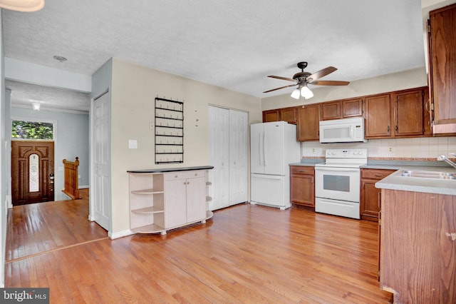 131 Remington Cir, Havre De Grace, MD 21078 - kitchen featuring white appliances, a sink, light wood-style flooring, ceiling fan, and a textured ceiling