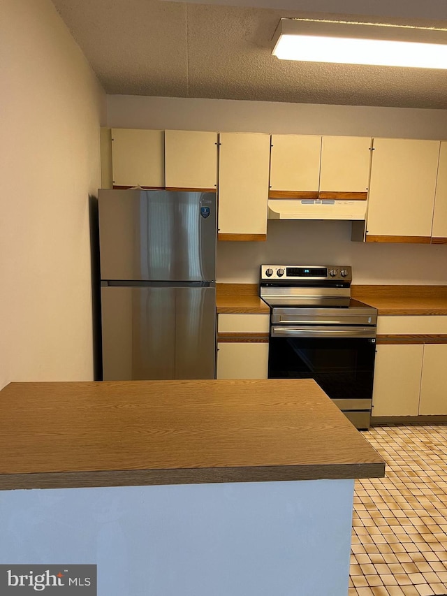 842 Putnam Blvd Unit 60A, Wallingford, PA 19086 - kitchen featuring stainless steel appliances, under cabinet range hood, and white cabinets