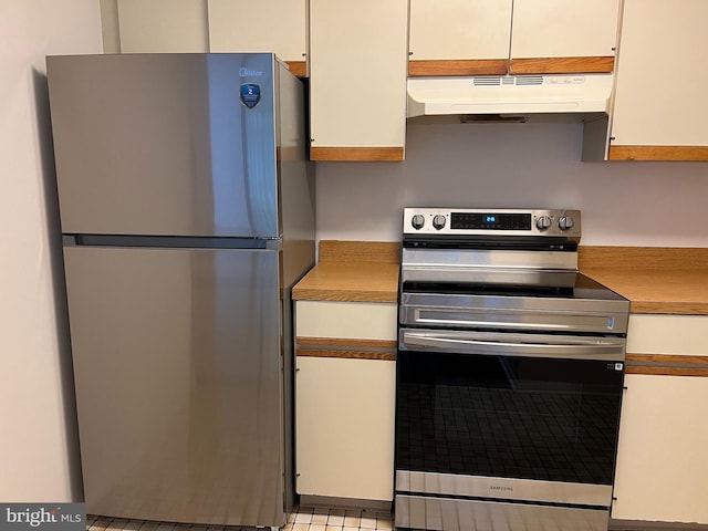 842 Putnam Blvd Unit 60A, Wallingford, PA 19086 - kitchen featuring appliances with stainless steel finishes, under cabinet range hood, white cabinetry, and light countertops